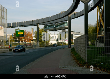 Skytrain durchqueren Straße zwischen Parkhaus P4 & P5, Flughafen Düsseldorf International, Deutschland. Stockfoto