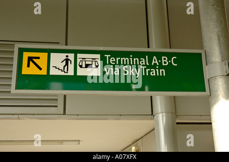 Skytrain, Flughafen Düsseldorf International, Deutschland. Melden Sie sich am Bahnhof Parkhaus P4/5. Stockfoto