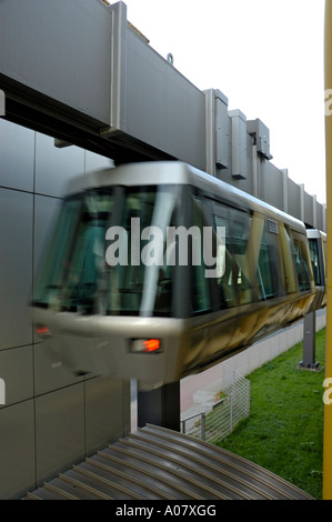 Skytrain Parkhaus P4/5 Station, Flughafen Düsseldorf International, Deutschland zu verlassen. Stockfoto