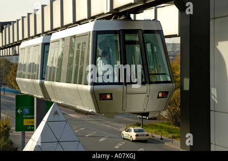 Skytrain Eingabe Parkhaus P4/5 Station, Flughafen Düsseldorf International, Deutschland. Stockfoto