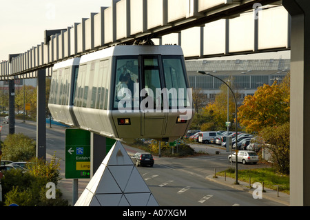 Skytrain in der Nähe von Parkhaus P4/5, Flughafen Düsseldorf International, Deutschland. Stockfoto