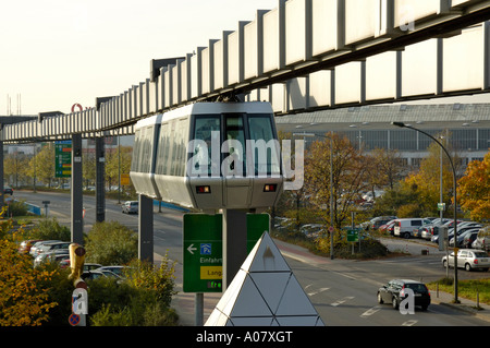 Skytrain in der Nähe von Parkhaus P4/5, Flughafen Düsseldorf International, Deutschland. Stockfoto