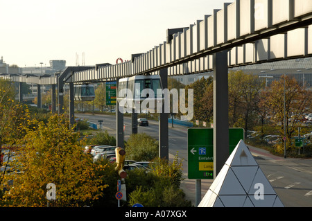 Skytrains nahe Parkhaus P4/5, Flughafen Düsseldorf International, Deutschland. Stockfoto