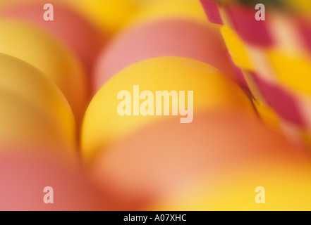 Bunte eier in Grün Rosa gelb Warenkorb am Ostersonntag. Stockfoto