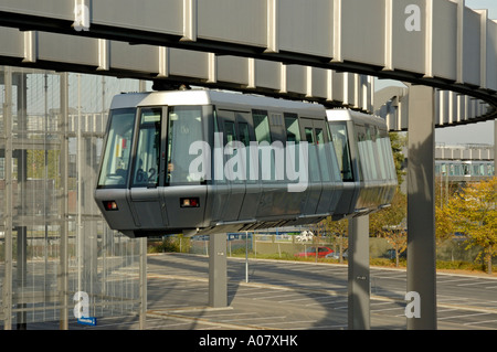 Skytrain vorbeifahrenden kürzlich abgeschlossenen Parkhaus P5, Flughafen Düsseldorf International, Deutschland. Stockfoto