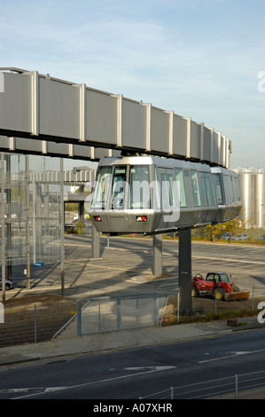 Skytrain vorbeifahrenden kürzlich abgeschlossenen Parkhaus P5, Flughafen Düsseldorf International, Deutschland. Stockfoto