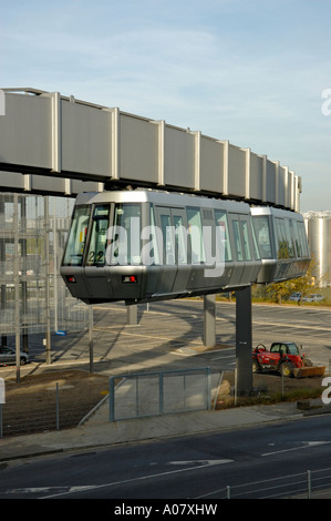 Skytrain vorbeifahrenden kürzlich abgeschlossenen Parkhaus P5 Flughafen Düsseldorf International, Deutschland. Stockfoto