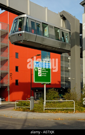 Skytrain am Parkhaus P5 Flughafen Düsseldorf International, Deutschland. Stockfoto