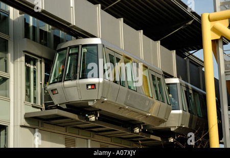 Skytrain am Parkhaus P4/5 Station, Flughafen Düsseldorf International, Deutschland. Stockfoto