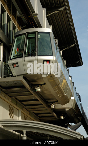 Skytrain am Parkhaus P4/5 Station, Flughafen Düsseldorf International, Deutschland. Stockfoto