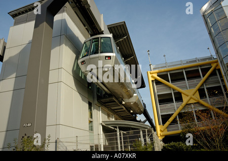 Skytrain Eingabe Parkhaus P4/5 Station, Flughafen Düsseldorf International, Deutschland. Stockfoto