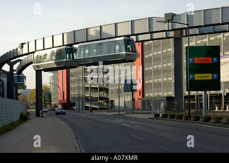 Skytrains am Multi Geschichte Parkplätzen P4 & P5 Düsseldorf International Airport, Deutschland. Stockfoto