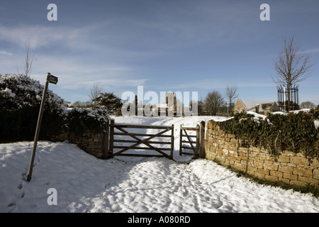 Ein Wintertag im Dorf der Guiting macht, nachdem die Nächte in den Cotswolds Schnee Stockfoto