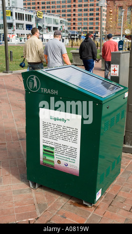 BigBelly solar angetriebene Trash Compactor solar aufgeladener Akku verdichtet Müll inneren Hafen Baltimore City Maryland Amerika USA Stockfoto