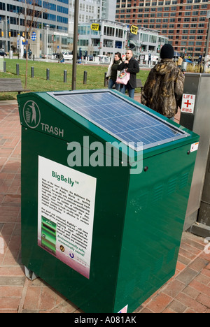 BigBelly solar angetriebene Trash Compactor solar aufgeladener Akku verdichtet Müll inneren Hafen Baltimore City Maryland Amerika USA Stockfoto