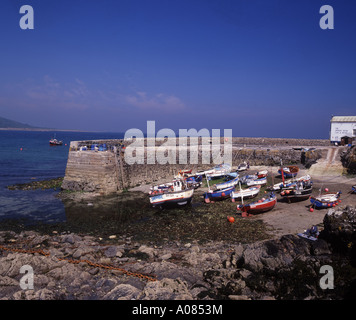 Die Fischerei Hafen von Coverack auf die Eidechse mit seinen Fischerbooten Stockfoto