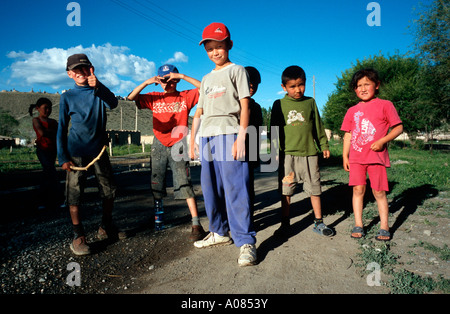 Gruppe von Kindern in der kirgisischen Stadt von an-Bashy. Stockfoto