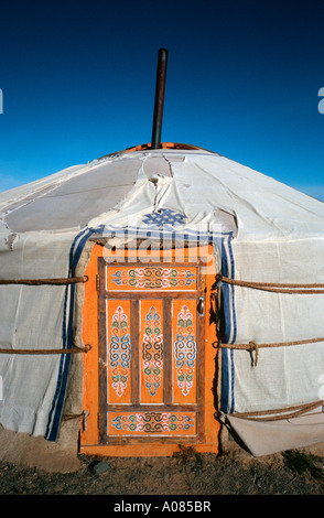 Traditionell bemalten Tür von einem Ger in der Gobi Wüste in der äußeren Mongolei. Stockfoto