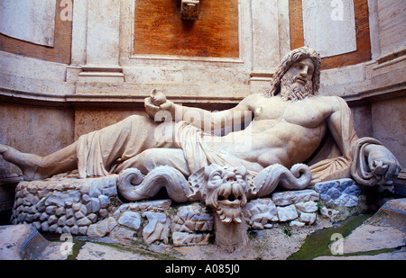 Rom Italien Kapitolisches Museum Marforio Statue & Brunnen Stockfoto