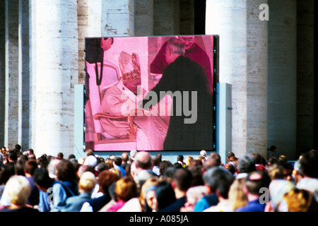 Vatikan Rom Italien breiten Bildschirm zeigt Papst zur Seligsprechung Stockfoto