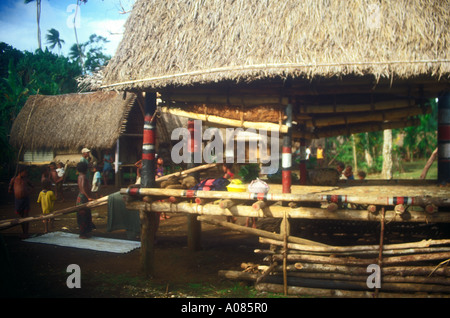 Riesige Yam auf dem Display des Häuptlings Yam Haus Trobriand-Inseln Papua-Neuguinea Stockfoto