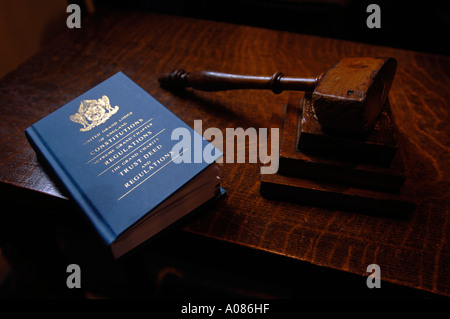 Nahaufnahme von Buch und Hammer in einer Freimaurer-Loge Stockfoto