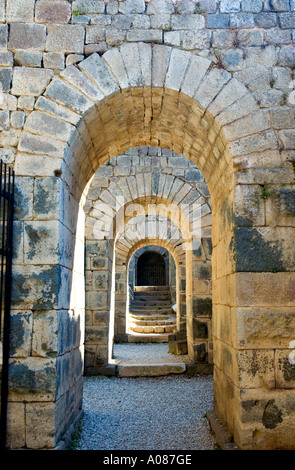 Gewölbten Stein Mauerwerk Arcade unter Theaterbühne, Tempel des Kaisers Trajan, Bergama, antike Pergamon, Türkei. DSC 6928 Stockfoto