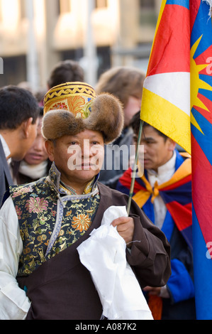 Mann in tibetischen Kostüm, die tibetische Flagge winken Stockfoto