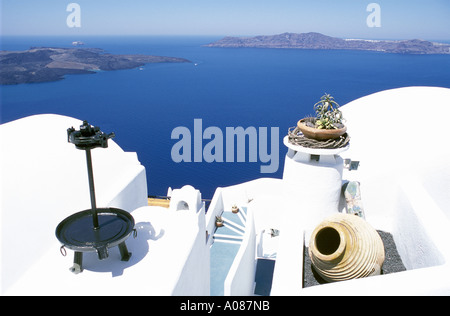 Romantische Caldera Blick von Santorin Rim, Griechenland mit typisch griechischen Objekte Stockfoto