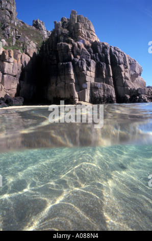 Hälfte-in Hälfte-Out Schuss im Wasser auf Porthcurno Strand in der Nähe von das Minnack Theatre in West Cornwall Stockfoto