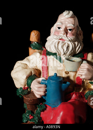 Weihnachts-Dekoration mit Santa mit Kaffee entspannen nach einem langen Abend liefert Geschenke Stockfoto