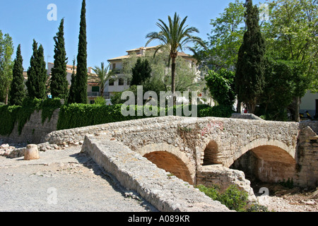 Mallorca Historische Roemerbruecke in Pollensa, historischen römischen Bridege in alte Stadt Pollenca Stockfoto