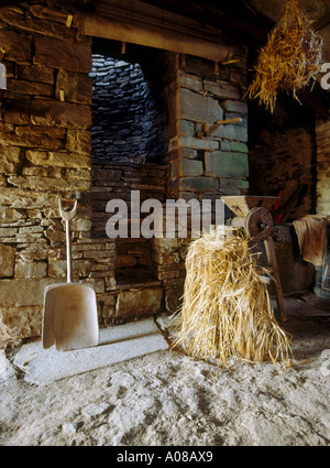 Dh Farm Museum CORRIGALL ORKNEY runden Ofen Backofen bere Garbe Malz bruiser und hölzerne Schaufel Gerste Stockfoto