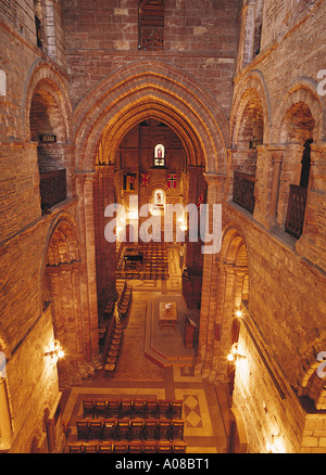 Dh St Magnus Kathedrale KIRKWALL ORKNEY Süden Norden Kirchenschiff aus dem südlichen Querschiff Innenraum orkneys Kathedrale innerhalb de Stockfoto