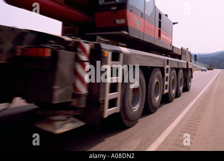 LKW fahren auf vierspurigen Autobahn 63 von Fort McMurray, Athabasca-Ölsande, Alberta, Kanada Stockfoto
