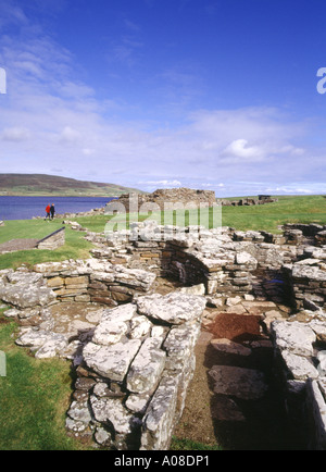 dh Broch of Gurness Schottland EVIE ORKNEY Defensive Eisenzeit Befestigungsanlagen Haus Ruinen Touristen Menschen paar Erbe Stockfoto