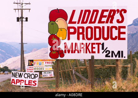 Cawston, BC, Similkameen Valley, British Columbia, Kanada - Schilder Werbung lokalen produzieren für Verkauf am Bauernmarkt Stockfoto