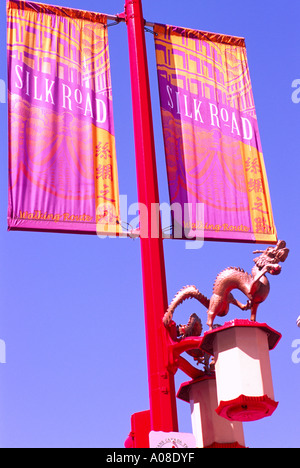 Banner und chinesische Drachen Skulptur über Straßenbeleuchtung auf einem Lichtmast in Chinatown, Vancouver, BC, Britisch-Kolumbien, Kanada Stockfoto
