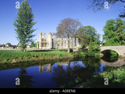 dh Elgin Cathedral ELGIN MORAY Historische schottische Kathedrale und Fluss Lossie schottland Stockfoto