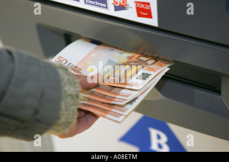 Frau Holt Sich Geld bin Geheimnummer EC Karte, Frau nehmen Geld von Geldautomaten Stockfoto