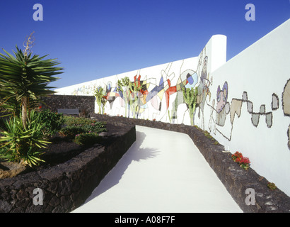 dh Cesar Manriques Haus TARO DE TAHICHE LANZAROTE Cesar Manrique Haus Gartenwand mit Wandmalerei Kunst Stockfoto