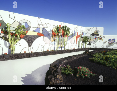 dh Cesar Manrique Haus TARO DE TAHICHE LANZAROTE Cesar Manriques Haus Häuser Gartenwand mit Wandmalerei Kunst Stockfoto