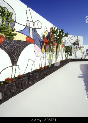 dh Cesar Manriques House TARO DE TAHICHE LANZAROTE Cesar Manriques Startseite Häuser Gartenwand mit Wandmalerei manrique Art europe spanien tahíche Stockfoto