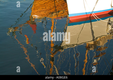 Segelboote spiegelt sich im Wasser am dock Stockfoto