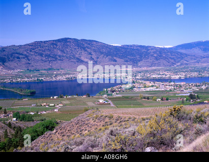 Erhöhten Blick auf trockenen und fruchtbare Landschaft in Osoyoos entlang Osoyoos Lake im Süden Okanagan Valley in British Columbia Kanada Stockfoto