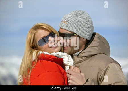 Verliebtes Paar Hat Spass Im Winter, Liebespaar in Bergen Winterurlaub Stockfoto