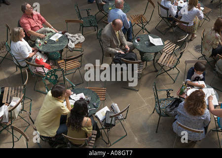 Shopper entspannen in einem Café in Covent Garden in London UK Stockfoto