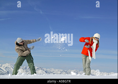 Junges Paar Hat Spass Bei Einer Schneeballschlacht, kämpfen junge Paar genießt Schneeball Stockfoto