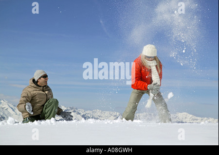 Junges Paar Hat Spass Bei Einer Schneeballschlacht, kämpfen junge Paar genießt Schneeball Stockfoto