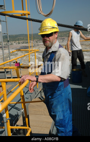 Bergmann, stehend auf einem Seilbagger Stockfoto